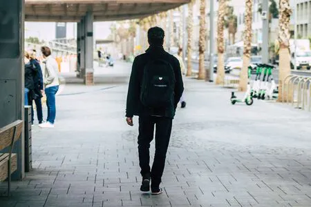 149677872-tel-aviv-israel-25-de-diciembre-de-2019-vista-de-personas-no-identificadas-caminando-por-el-paseo